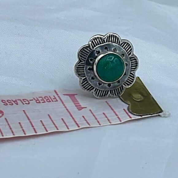 Vintage Native American Sterling Silver and Malachite screwback earrings. - Picture 5 of 7